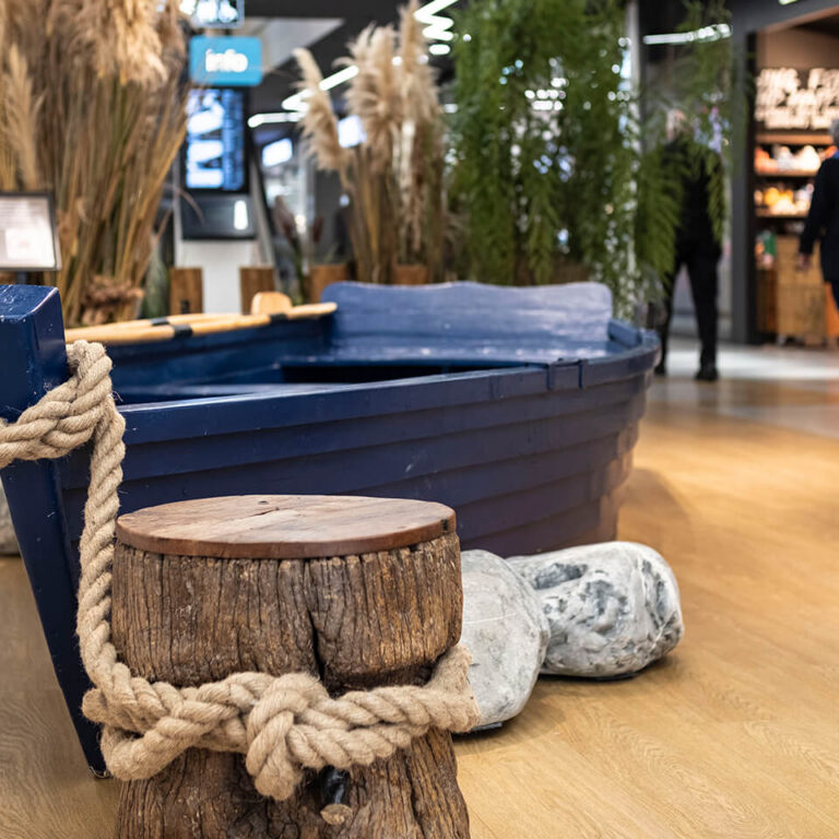 LAGO Center Dekoration Holzboot mit dickem Tau zwischen Schilf