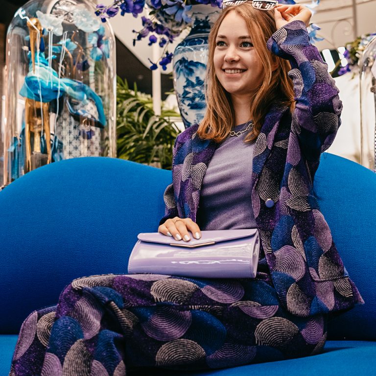 Frau in Trendfarben gekleidet