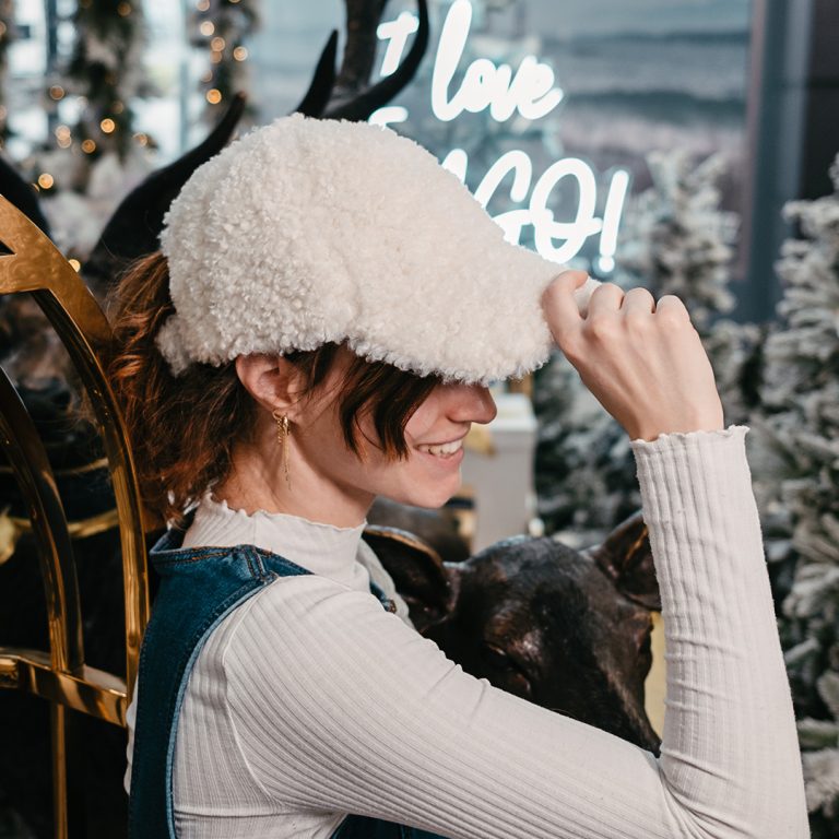 Frau mit Teddyfellmütze