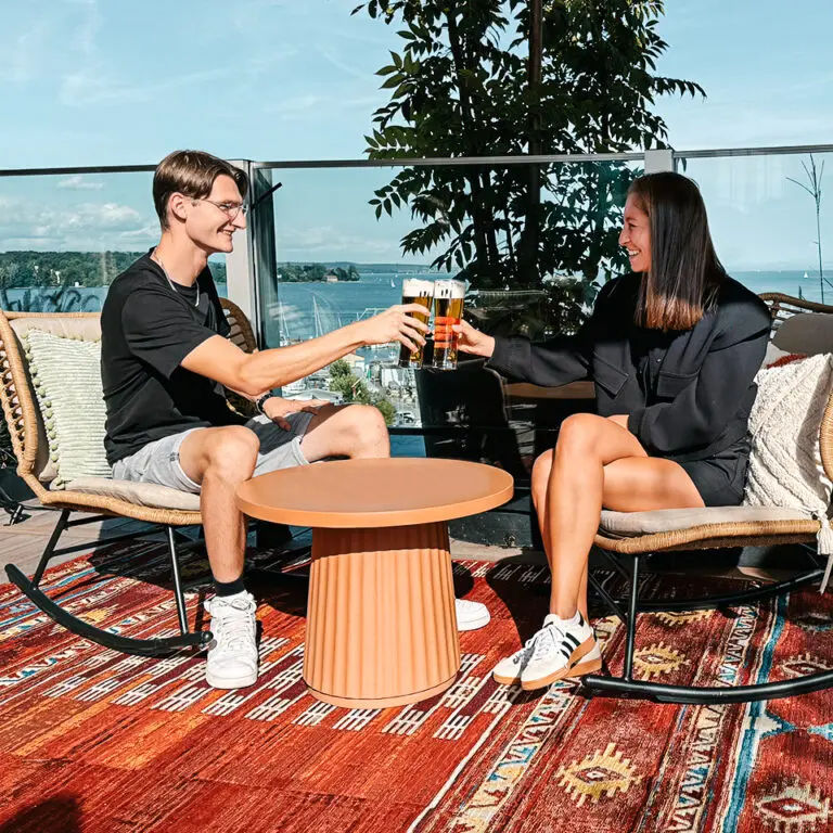 Menschen stoßen auf der Glorious Rooftop Bar an im LAGO Konstanz
