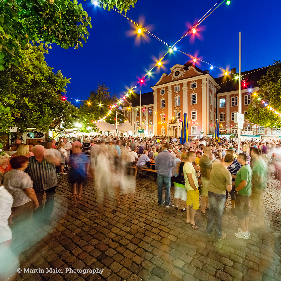Weinfest Meersburg Atmosphere Abends mit Menschen und Lichter