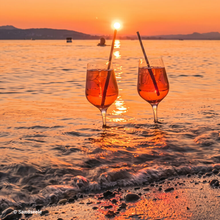 Gläser im Wasser bei Sonnenuntergang