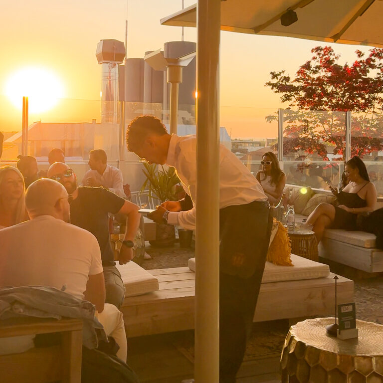 Rooftopbar bei Sonnenuntergang