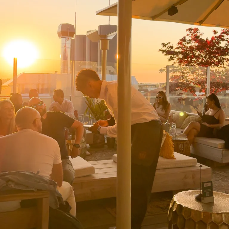Rooftopbar bei Sonnenuntergang