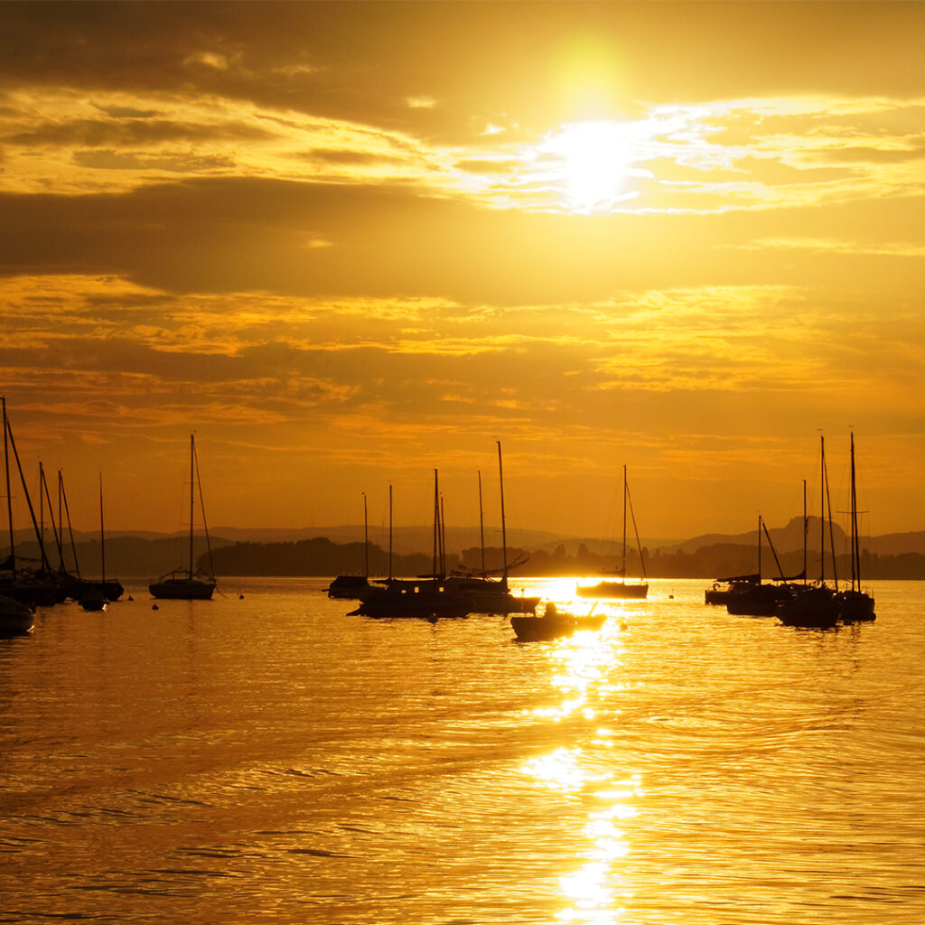 Boote im Sonnenuntergang
