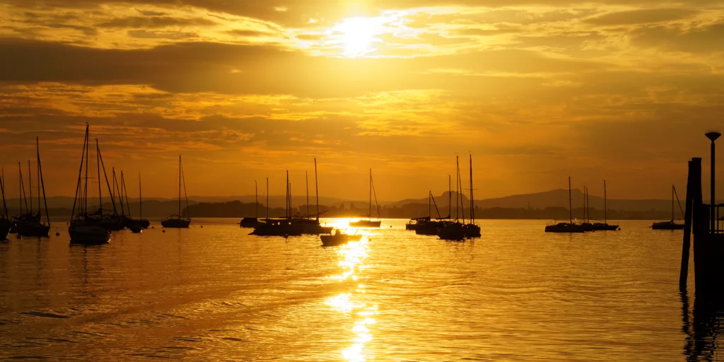 Boote im Sonnenuntergang